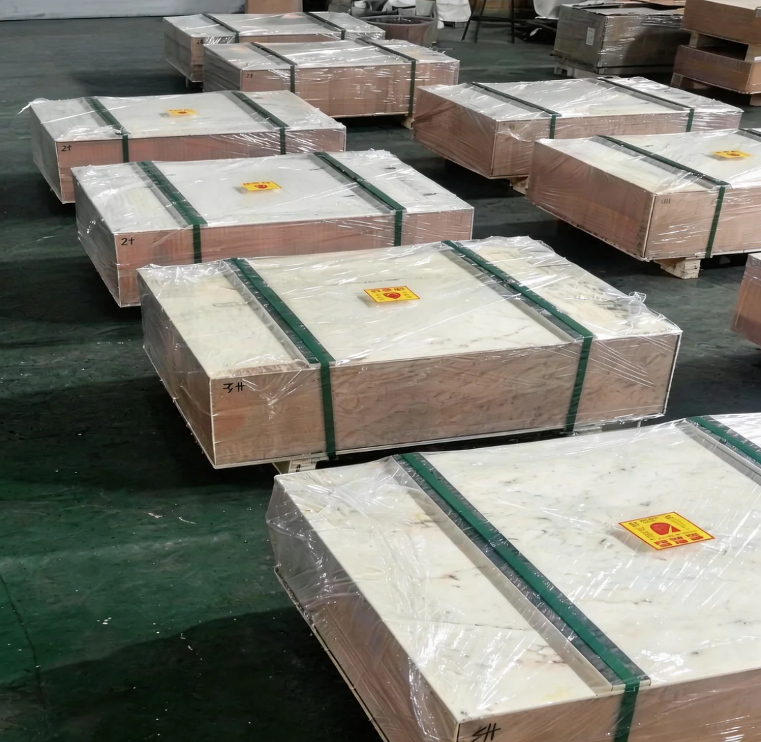 Nieuwe robuuste, duurzame elektrische palletwagen voor de bouwplaats, geschikt voor het hanteren van zware lasten, met een capaciteit van 10-120 ton, stalen en rubberen wielen.