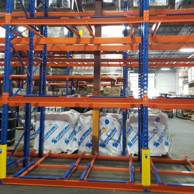 Magazijnlogistiek Push Back Palletstellingen van staal, CE/ISO-gecertificeerd, met een capaciteit van 1000-2000 kg, ruimtebesparende afvalopslagstelling voor