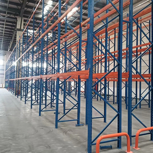 Industriële, zware 5-laags opslagoplossingen van roestvrij staal met balkenconstructie, palletstellingen en versterkte balken.
