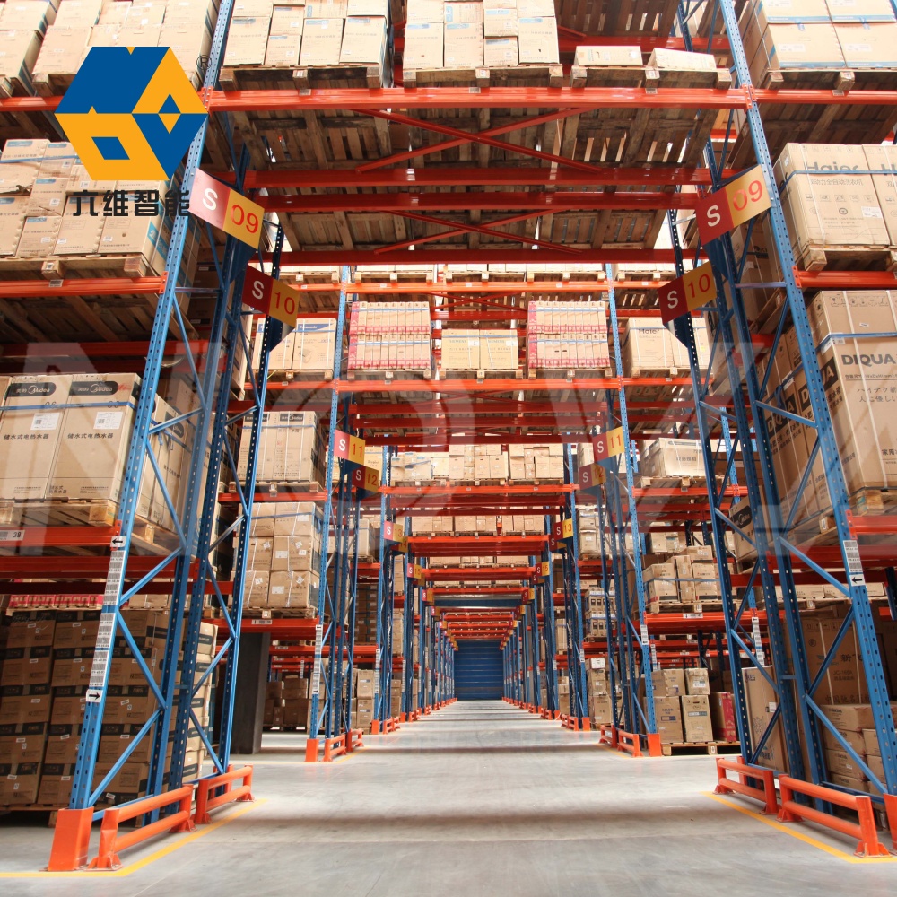 Zwaar uitgevoerde stellingen met een draagvermogen van 2000 kg per laag en een grote capaciteit voor magazijnopslag. Stapelbare palletstellingen met balken.