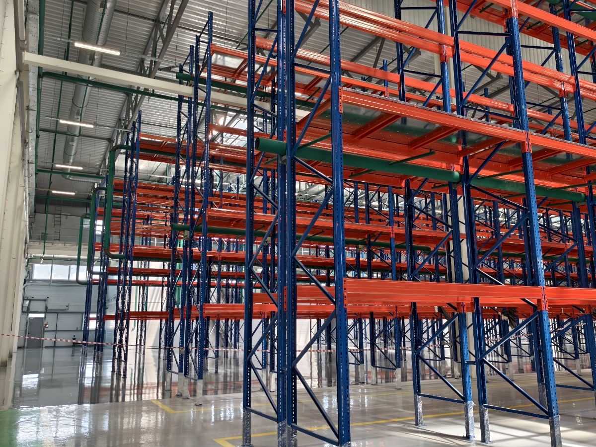 Kaku zwaar uitgevoerd stalen selectief palletstellingsysteem met verstelbare schappen en elektrostatische poedercoating voor koelopslag in magazijnen.
