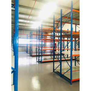 Verstelbaar stellingrek van gewalst staal met een hoog draagvermogen en 5 boutloze schappen, ontworpen voor efficiënte en veilige opslag van gepalletiseerde goederen.