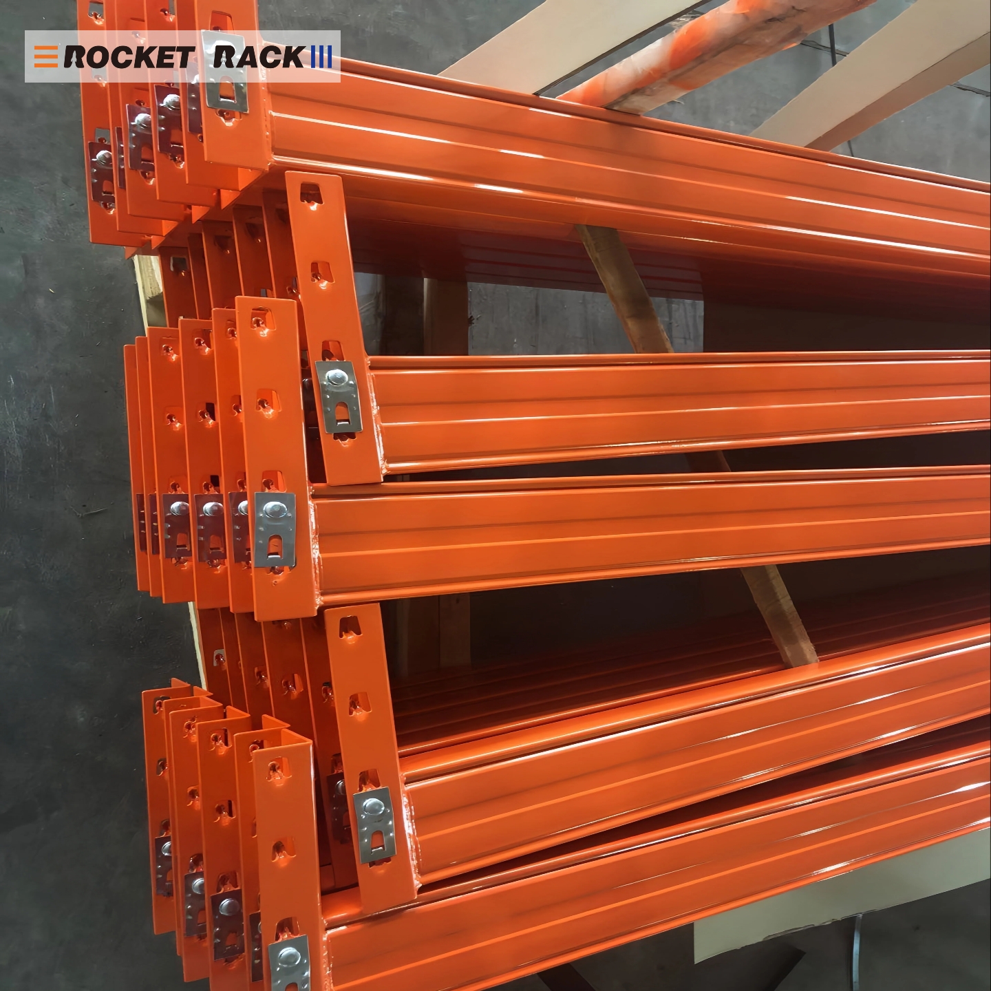 Druppelvormige palletstellingen, een magazijnsysteem met hoge opslagdichtheid en een verstelbare stalen balkconstructie.