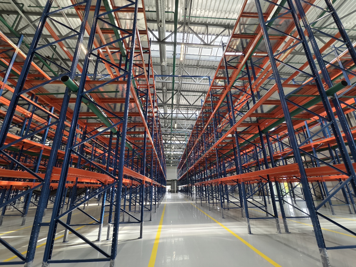 Kaku zwaar uitgevoerd stalen selectief palletstellingsysteem met verstelbare schappen en elektrostatische poedercoating voor koelopslag in magazijnen.