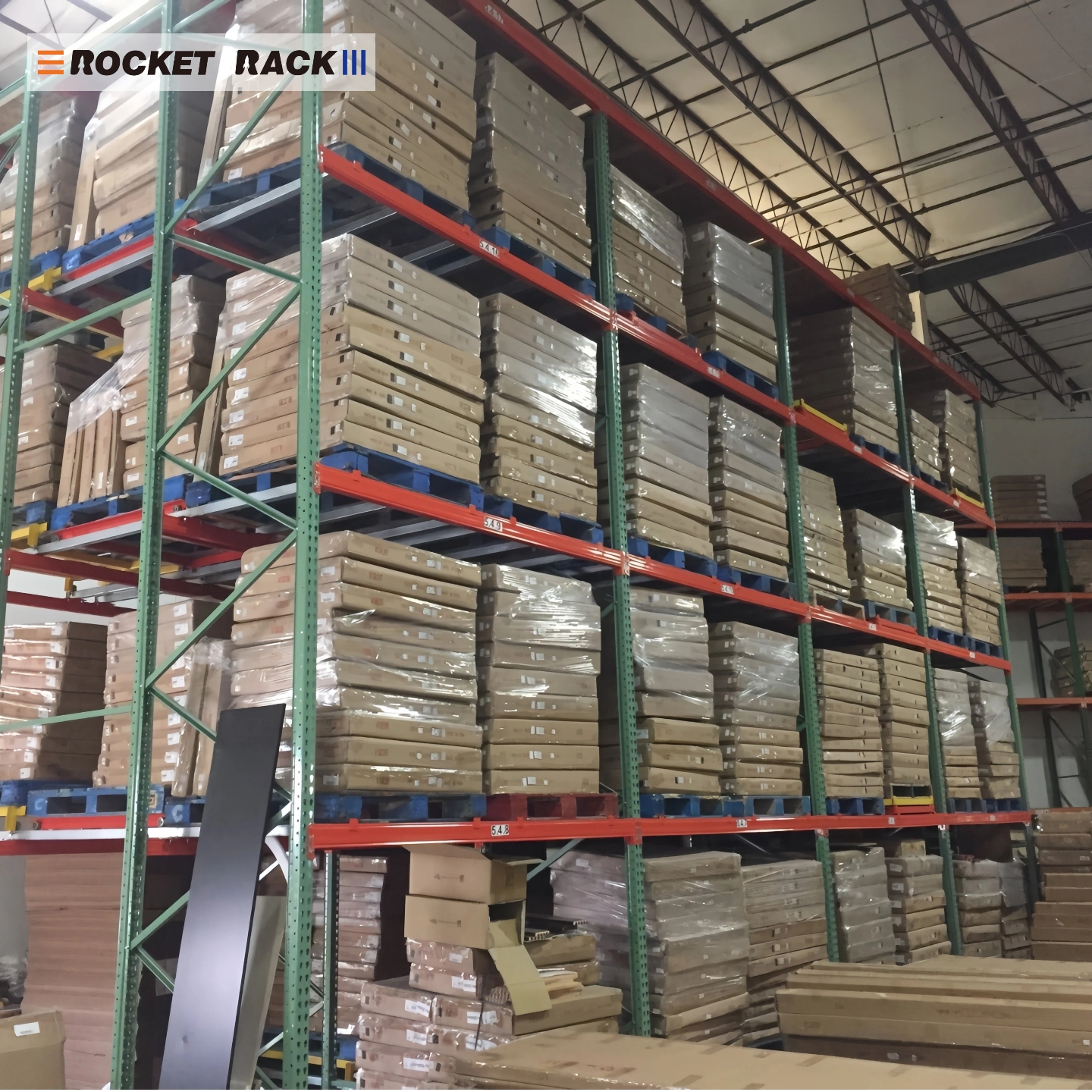 Druppelvormige palletstellingen, een magazijnsysteem met hoge opslagdichtheid en een verstelbare stalen balkconstructie.