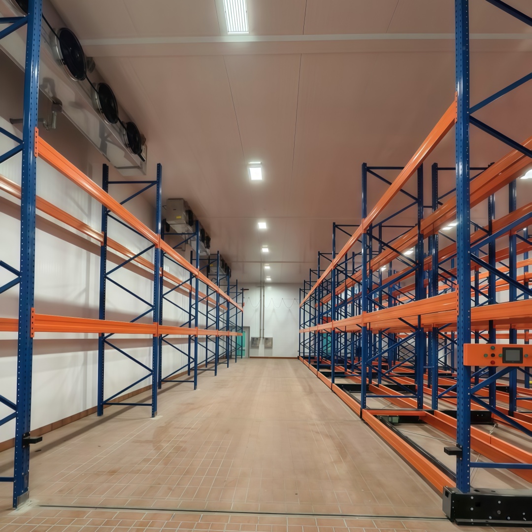 Gebruikte, zware, elektrisch aangedreven, mobiele stalen palletstellingen voor koelruimtes met een capaciteit van 1000 kg en poedercoating, geschikt voor levensmiddelen.