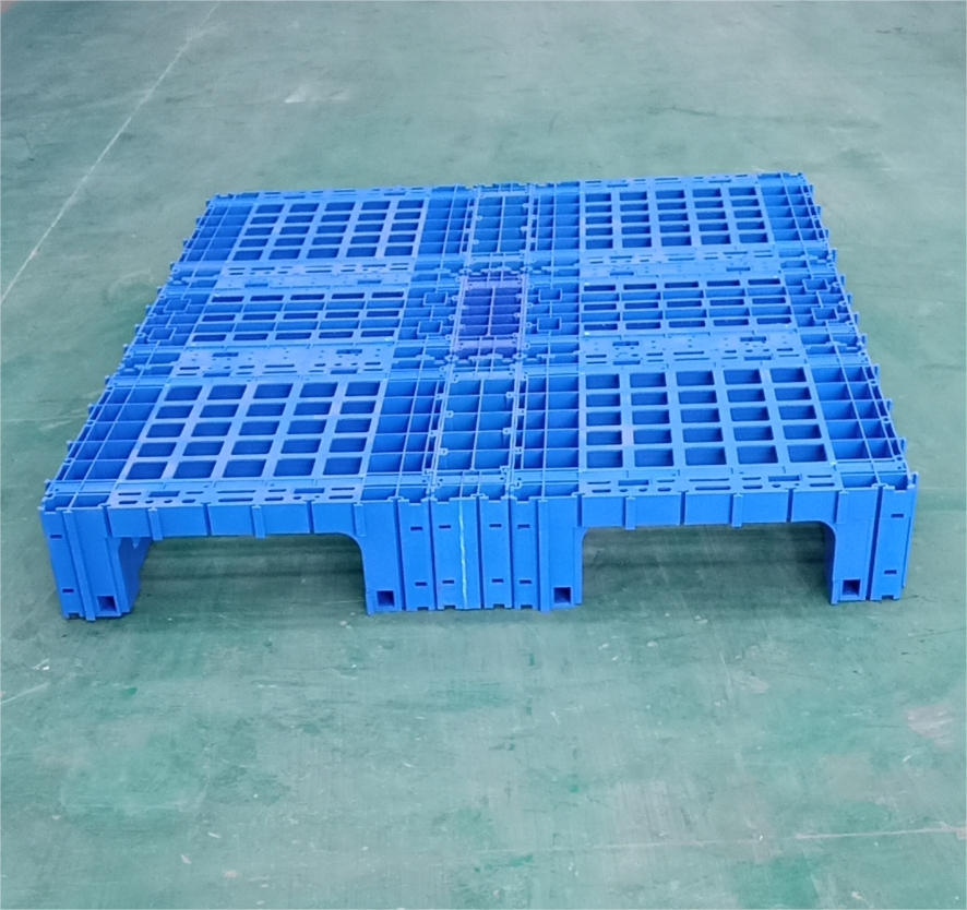 Grote, robuuste, geassembleerde pallet, op maat gemaakt qua vorm en afmeting, modulair samengesteld, kunststof pallet.
