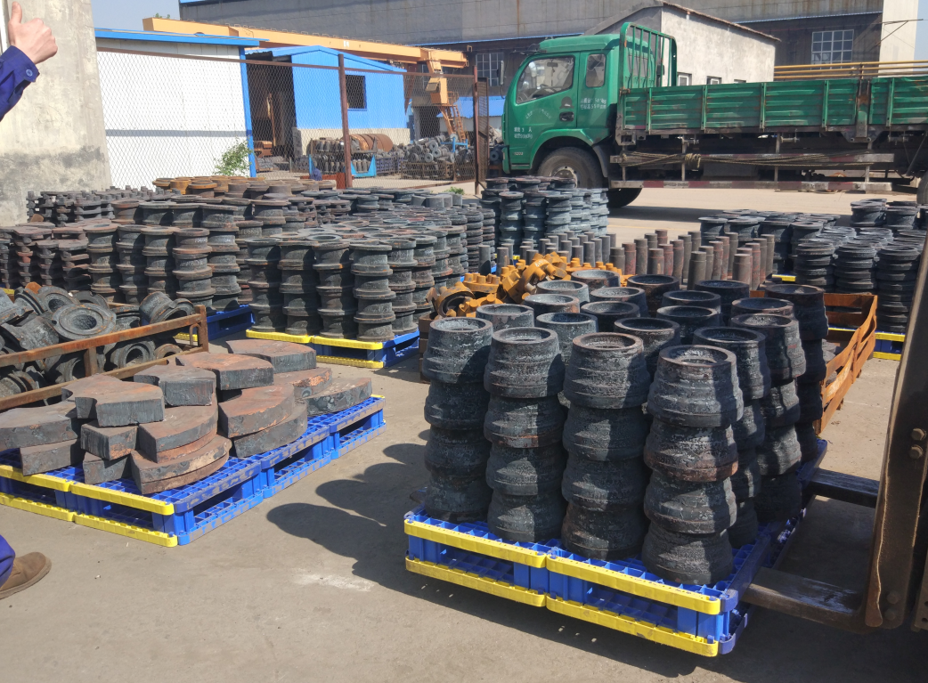 Grote, robuuste, geassembleerde pallet, op maat gemaakt qua vorm en afmeting, modulair samengesteld, kunststof pallet.