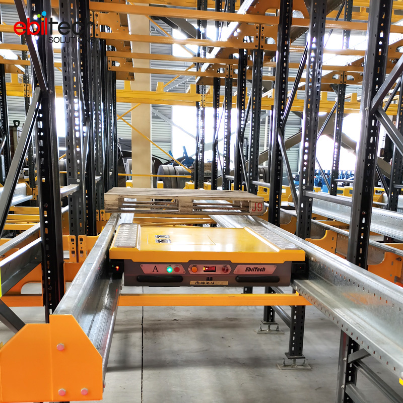 Slim magazijnautomatiseringssysteem met palletshuttle