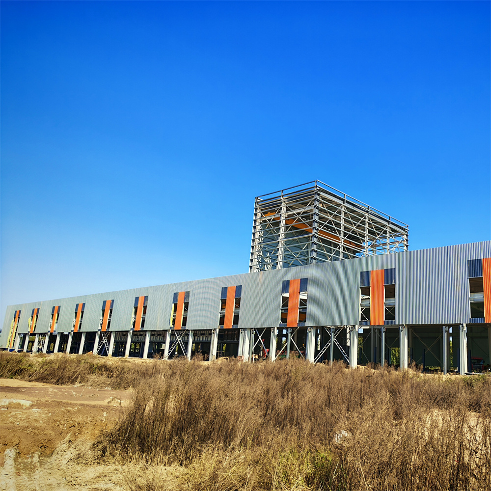 Moderne stalen constructieloods voor fabrieks- en magazijnopslag