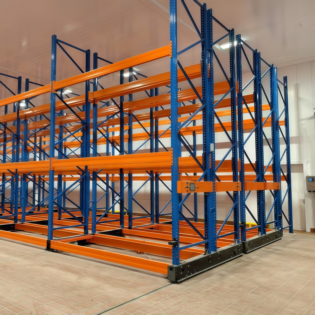Gebruikte, zware, elektrisch aangedreven, mobiele stalen palletstellingen voor koelruimtes met een capaciteit van 1000 kg en poedercoating, geschikt voor levensmiddelen.