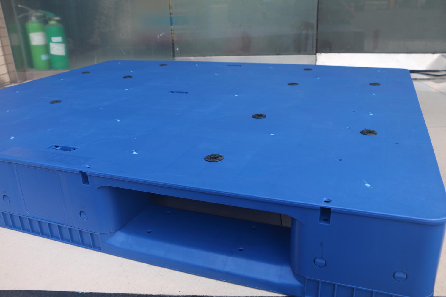 NEXARA NIEUW Materiaal 18KG 1300*1200*160mm Platte kunststof pallet in Indonesië Drie spijlers Zware kunststof pallet