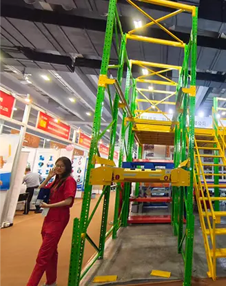 Internationale beursbezoekers op de beursstand van Guangzhou Heda Shelves Co., Ltd.