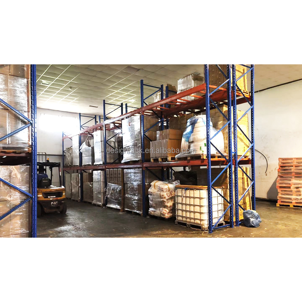 Verstelbaar stellingrek van gewalst staal met een hoog draagvermogen en 5 boutloze schappen, ontworpen voor efficiënte en veilige opslag van gepalletiseerde goederen.