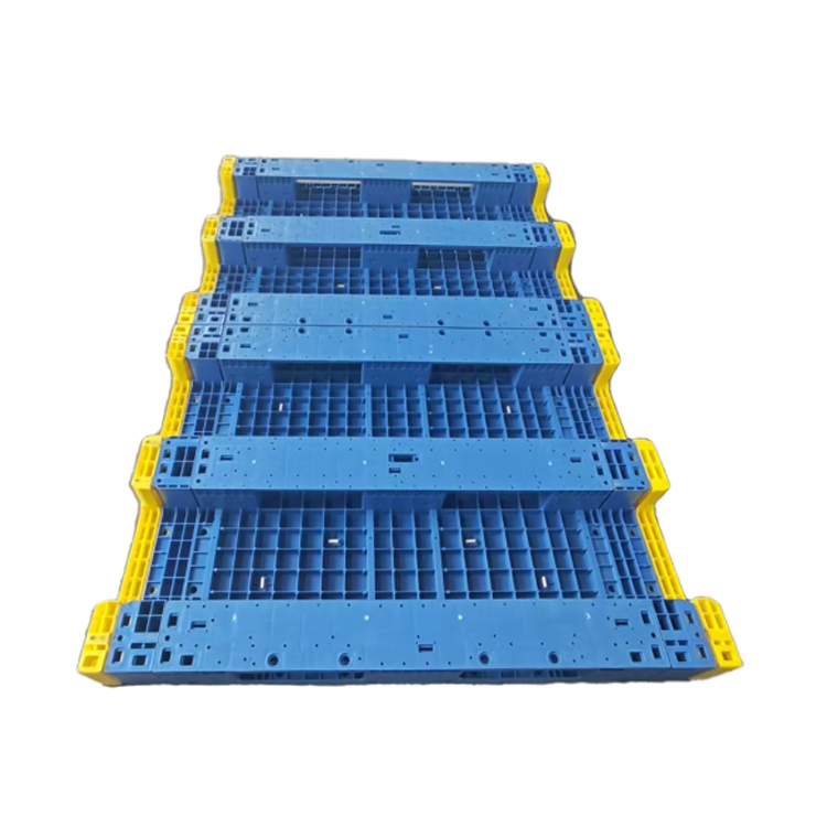 Hoogwaardige, duurzame industriële PP-pallet met 3 geleiders, 1400 mm x 2000 mm, gesloten dek, kunststof met 4-weg toegang, statische belasting van 8 ton voor lading.