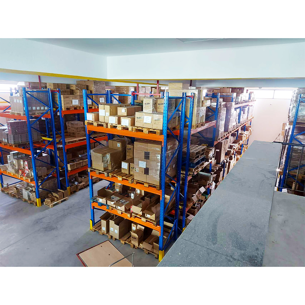 Verstelbaar stellingrek van gewalst staal met een hoog draagvermogen en 5 boutloze schappen, ontworpen voor efficiënte en veilige opslag van gepalletiseerde goederen.