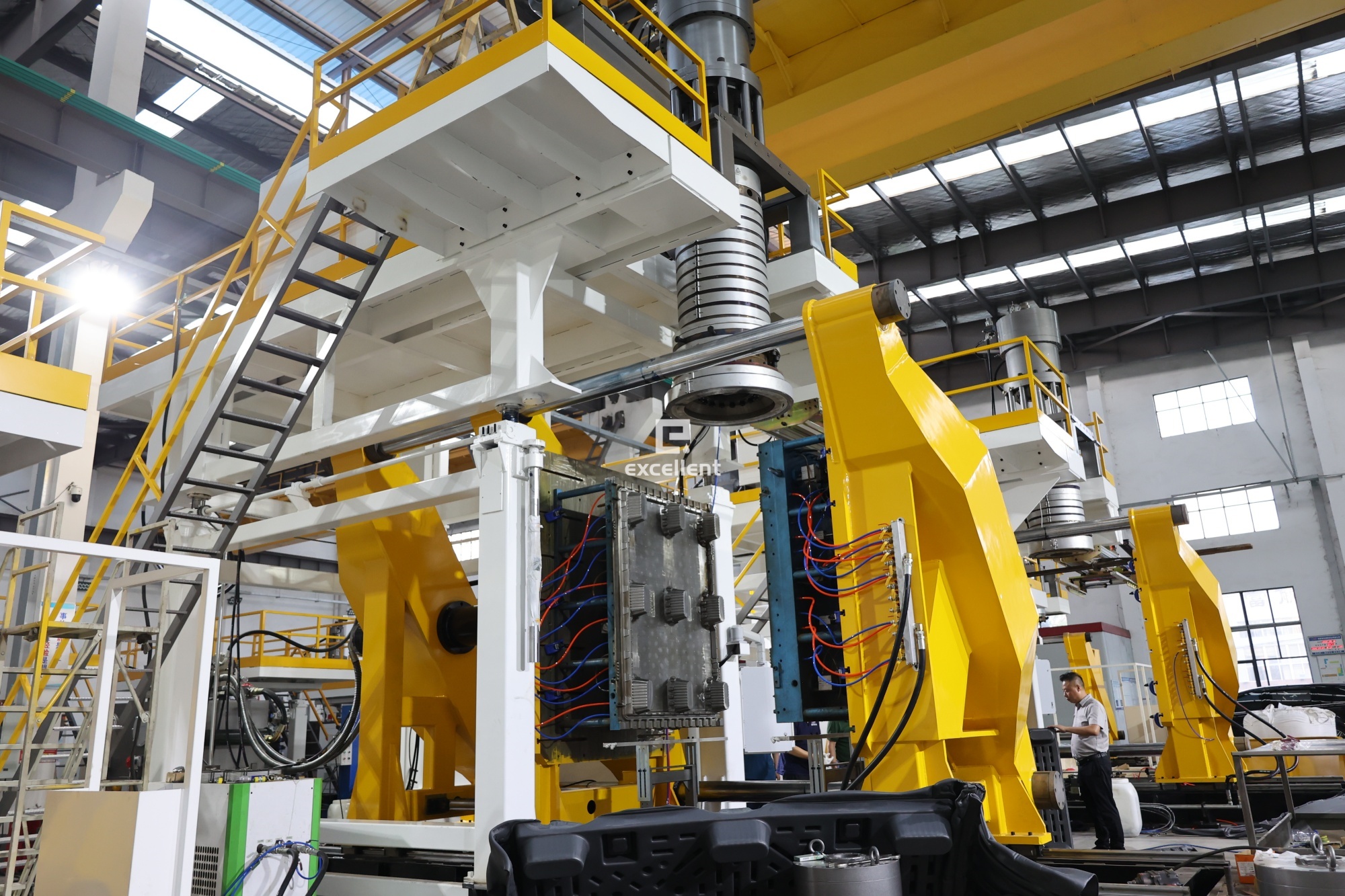 Automatische machine voor het maken van dubbelzijdige HDPE- en LDPE-kunststofpallets, negenvoets pallets en blaasvormmachines.