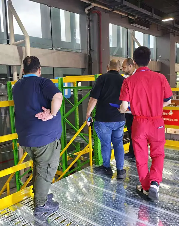 Inspectie van zware draagarmstellingen op vakbeurs