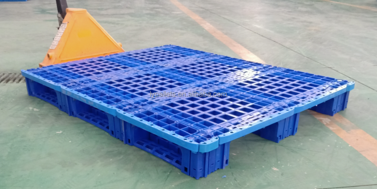 Grote, robuuste, geassembleerde pallet, op maat gemaakt qua vorm en afmeting, modulair samengesteld, kunststof pallet.