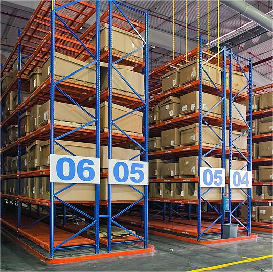 VNA Very Narrow Aisle Pallet Selective Racks Zeer smalle gangpaden Metalen stellingen Opslag met hoge dichtheid Inclusief 3-weg vorkheftruck