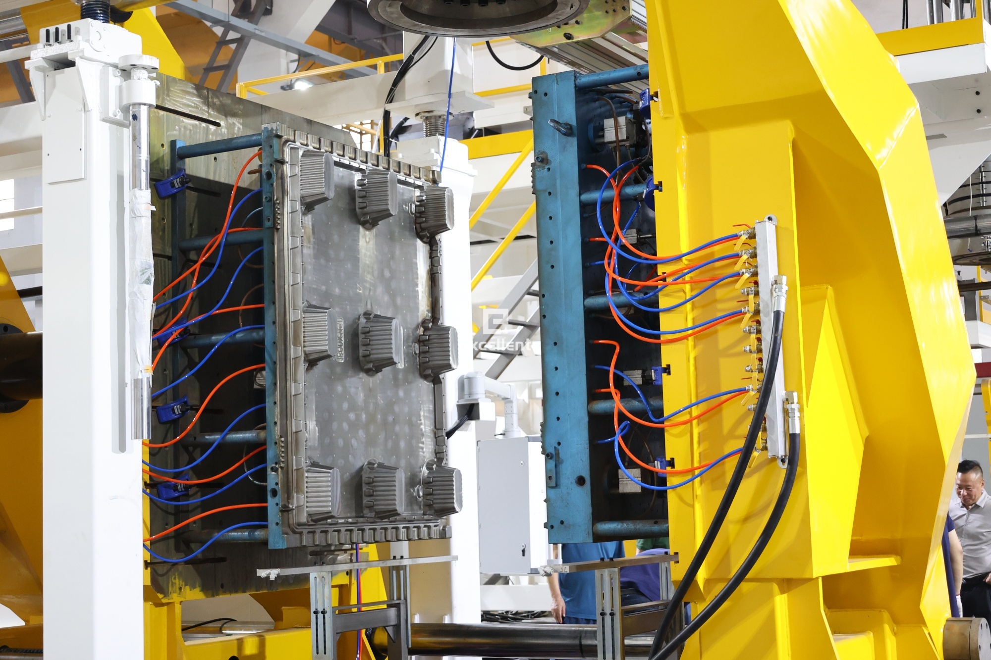 Automatische machine voor het maken van dubbelzijdige HDPE- en LDPE-kunststofpallets, negenvoets pallets en blaasvormmachines.