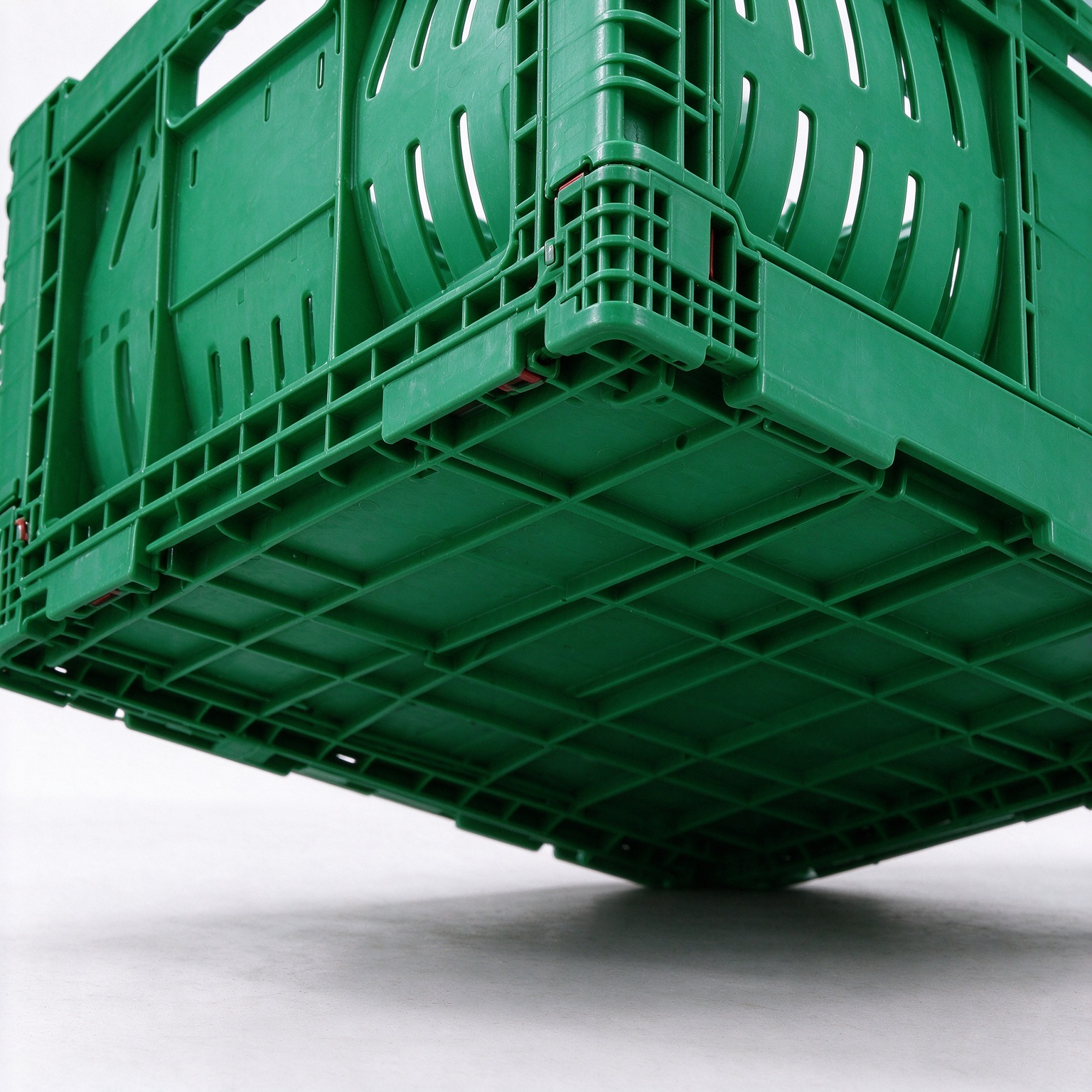 Geperforeerde, geventileerde, opvouwbare plastic krat, stapelbare en vouwbare krat voor groenten en fruit, geschikt voor supermarkten en agrarische logistiek.