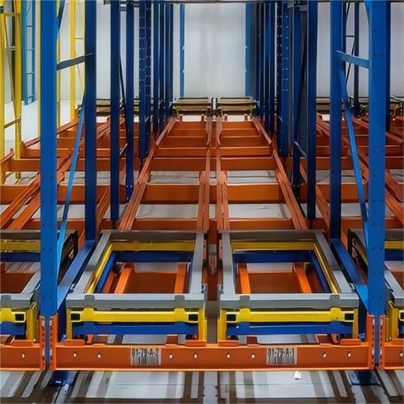 Push Back palletstellingen + vorkheftruckbediende push back stellingen voor batchopslag in 3PL-logistieke magazijnen