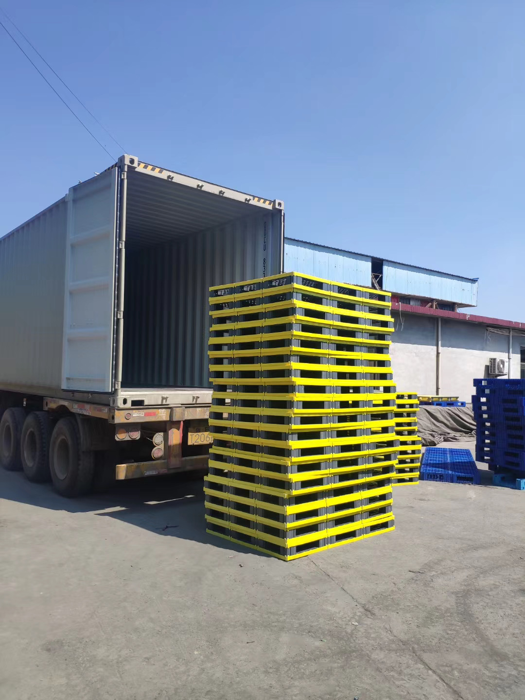 Gekleurde kunststof pallets stapel