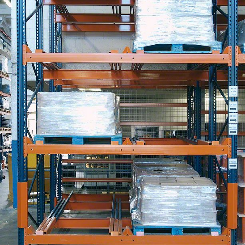 Magazijnlogistiek Push Back Palletstellingen van staal, CE/ISO-gecertificeerd, met een capaciteit van 1000-2000 kg, ruimtebesparende afvalopslagstelling voor
